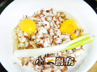 香菇鸡肉干豆腐卷的做法步骤：2