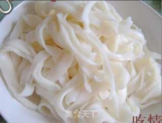 韭菜虾仁炒河粉的做法步骤：4