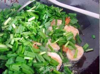 韭菜虾仁炒河粉的做法步骤：6