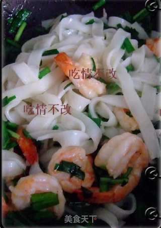 韭菜虾仁炒河粉的做法步骤：7