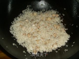 芋香腊肠煲仔饭的做法步骤:2