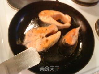 煎三文鱼配苹果酱的做法步骤：1