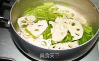 炝西芹藕片花生米的做法步骤:2