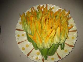 脆炸瓜花的做法步骤：1