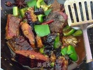 青椒焖腊鱼的做法步骤:6