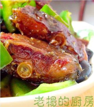 青椒焖腊鱼的做法步骤:7