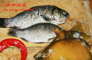 香酥海带鲫鱼的做法步骤：1
