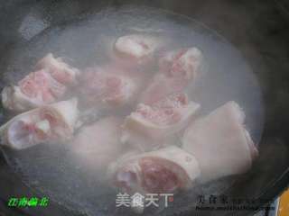 黄豆猪手汤的做法步骤:2