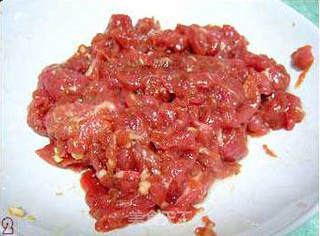 酸泡菜炒牛肉的做法步骤：2