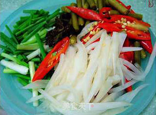 酸泡菜炒牛肉的做法步骤：3