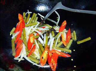 酸泡菜炒牛肉的做法步骤：4