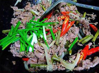 酸泡菜炒牛肉的做法步骤：6