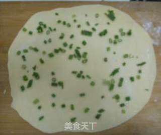 酥香小葱千层饼的做法步骤:2