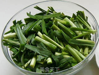 香菇韭菜虾仁的做法步骤:2