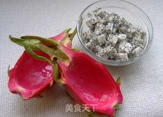 火龙果沙拉的做法步骤：1