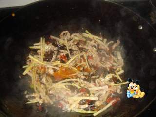 鱼香肉丝的做法步骤:17