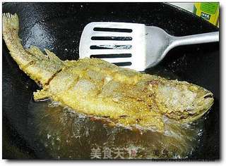 香酥酸甜黄鱼的做法步骤:6