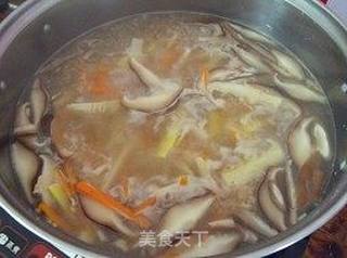 鱿鱼酸辣汤的做法步骤:4