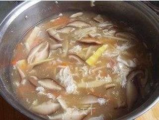 鱿鱼酸辣汤的做法步骤:5