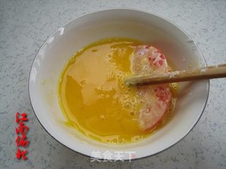 面包粉炸番茄的做法步骤：4