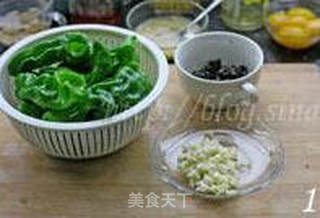 干豆豉煎虎皮青椒的做法步骤：1