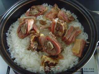 腊鸭腿煲仔饭的做法步骤:7