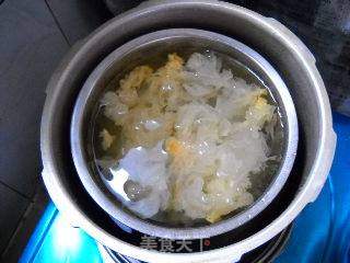 冰糖银耳鸽蛋羹的做法步骤:3
