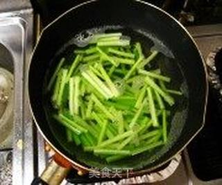 凉菜——芹菜木耳蛋皮丝的做法步骤:4