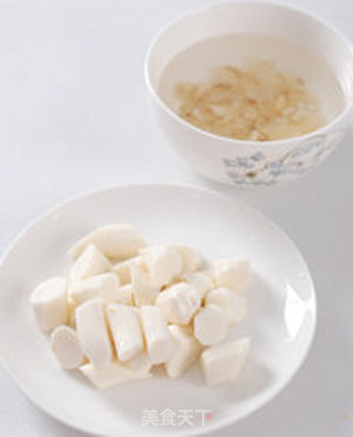 汤羹:百合淮山粥的做法步骤:2