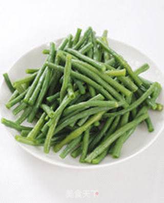 凉菜:麻汁豇豆的做法步骤:2