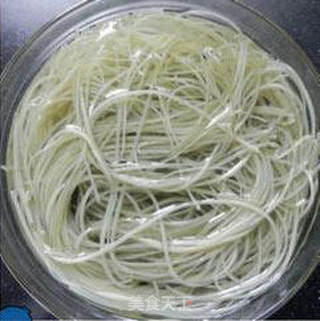 凉拌红薯粉条的做法步骤:2