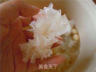 银耳莲子薏仁汤的做法步骤:2