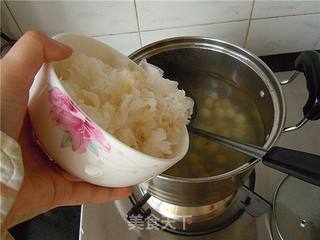 银耳莲子薏仁汤的做法步骤:9