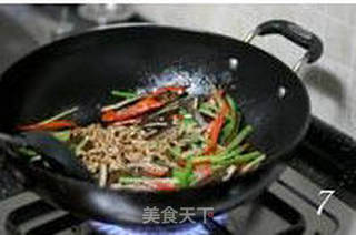 西芹炒五香牛皮干的做法步骤:7