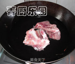 黑芝麻黑豆骨头汤的做法步骤:3