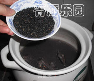 黑芝麻黑豆骨头汤的做法步骤:6
