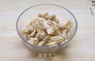 干锅腊肉豆结的做法步骤：2