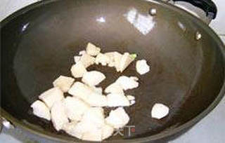 干锅腊肉豆结的做法步骤：7