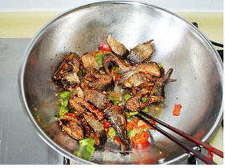 酥脆软香---干炸鱼块的做法步骤:6