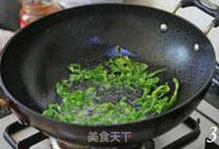 蒿菜黑木耳炒肉的做法步骤:3