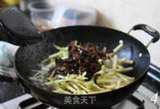 蒿菜黑木耳炒肉的做法步骤:4