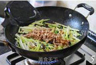 蒿菜黑木耳炒肉的做法步骤:5