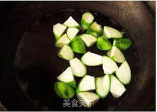 蚝油肉片丝瓜的做法步骤:2