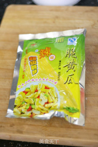 脆皮黄瓜炒肉的做法步骤：1