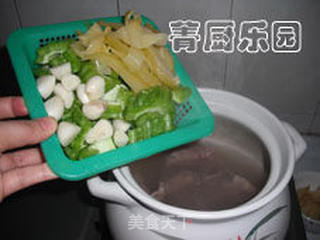 咸菜蒜香苦瓜排骨汤的做法步骤:5