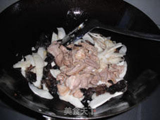 芡汁黑木耳茭白炒肉——乡土小炒的做法步骤：9