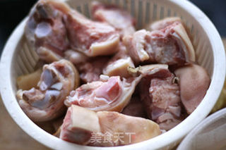黄豆焖猪蹄的做法步骤：1