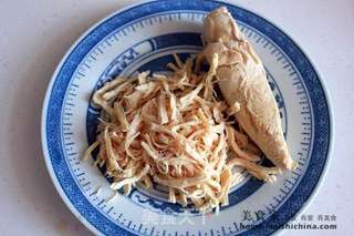 炎炎夏日吃什么?四川传统小吃【鸡丝凉面】的做法步骤:2