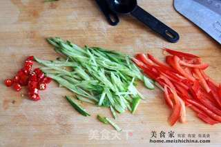 炎炎夏日吃什么?四川传统小吃【鸡丝凉面】的做法步骤:3