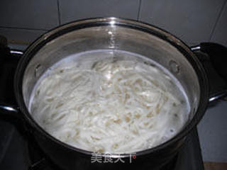 西红柿鸡蛋拌面——简单详细的营养美食的做法步骤：1